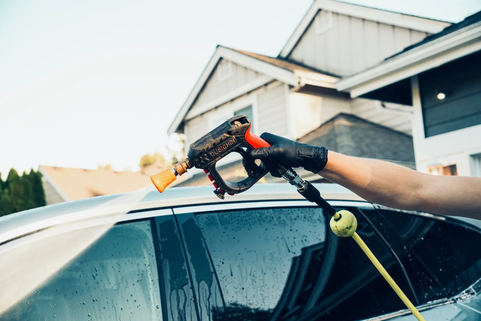 Pressure rinsing the roof of a car